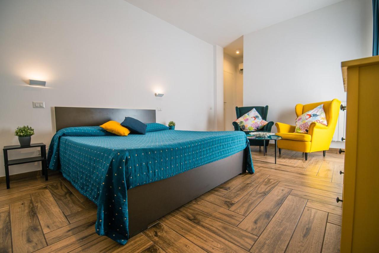 Hub Ferroviario - 12 Posti Letto Per Il Tuo Gruppo A Napoli Con Wifi E Netflix Bed & Breakfast Bagian luar foto